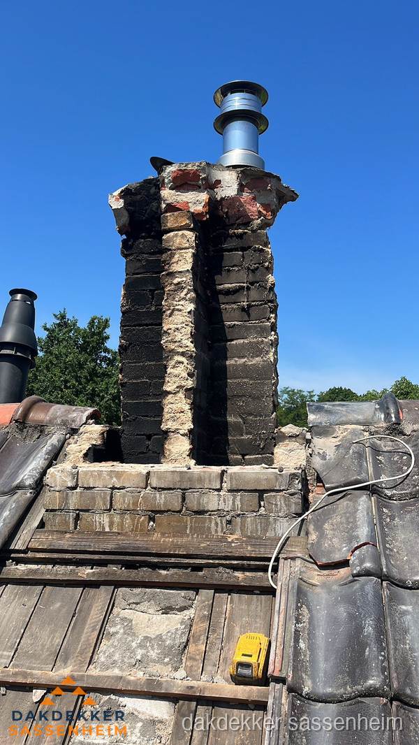Beschadigde schoorsteen met nieuwe rookgasafvoer op oud dak in Sassenheim Beschadigde schoorsteen met nieuwe rookgasafvoer op oud dak in Sassenheim