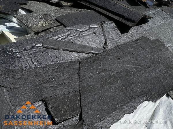 Verwijderd oud bitumen dakleer klaar voor vervanging in Sassenheim Verwijderd oud bitumen dakleer klaar voor vervanging in Sassenheim