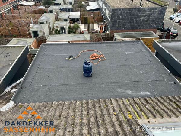 Dakrenovatie afgerond met nieuwe bitumen dakbedekking in Sassenheim