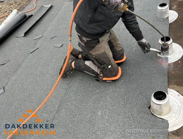 Dakdekker repareert bitumen dakleer bij dakdoorvoer in Sassenheim Dakdekker repareert bitumen dakleer bij dakdoorvoer in Sassenheim