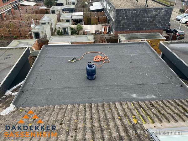 Plat dak met nieuwe bitumen dakbedekking en brandgereedschap in Sassenheim