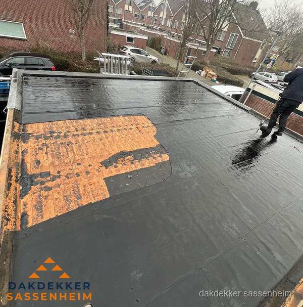 Dakdekker brengt EPDM dakbedekking aan op plat dak in Sassenheim Dakdekker brengt EPDM dakbedekking aan op plat dak in Sassenheim
