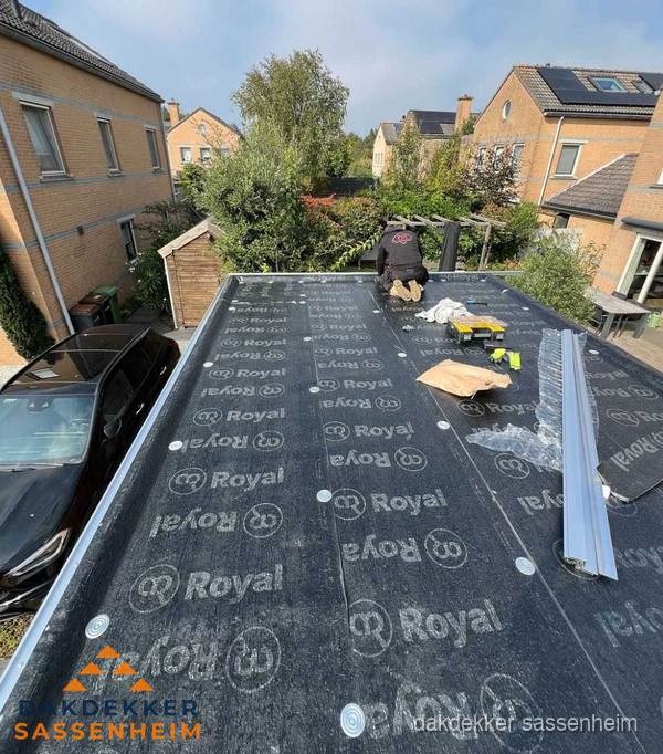 Dakdekker aan het werk op plat dak renovatie in Sassenheim