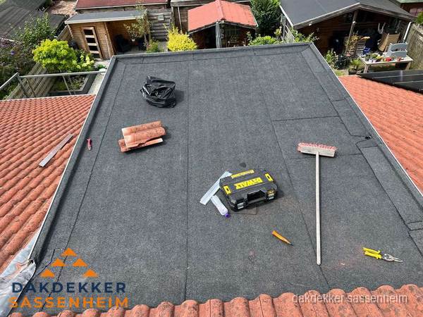 Gereedschap op nieuw plat dak na renovatie in Sassenheim Gereedschap op nieuw plat dak na renovatie in Sassenheim