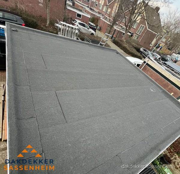 Nieuwe bitumen dakbedekking op plat dak van garage in Sassenheim