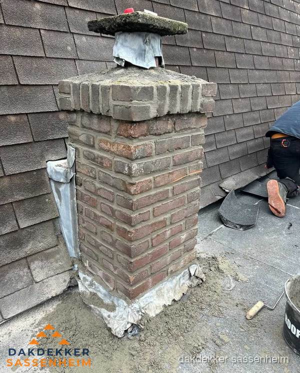 Schoorsteen reparatie met lood en voegwerk op leien dak in Sassenheim