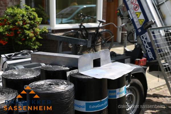 Dakbedekkingsmateriaal en dakgoot onderdelen in Sassenheim
