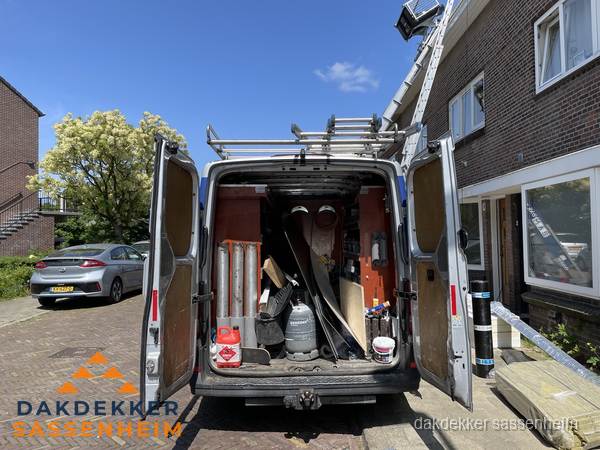 Spoed dakdekker bus met gereedschap en ladder bij woning in Sassenheim