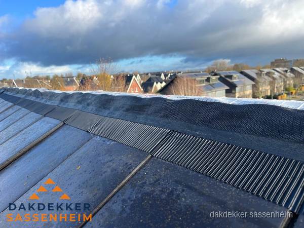 Dakisolatie bij de nok met ventilatieprofiel op schuin dak in Sassenheim