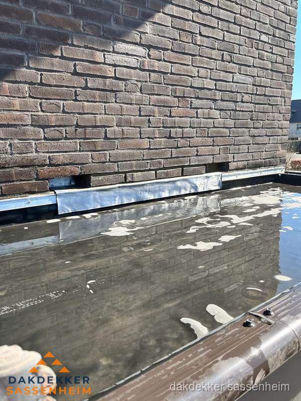 Stilstaand water op plat dak door slechte afwatering in Sassenheim Stilstaand water op plat dak door slechte afwatering in Sassenheim