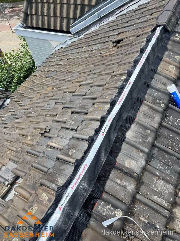 Nokvorst renovatie met Koramic nokrol op schuin pannendak in Sassenheim