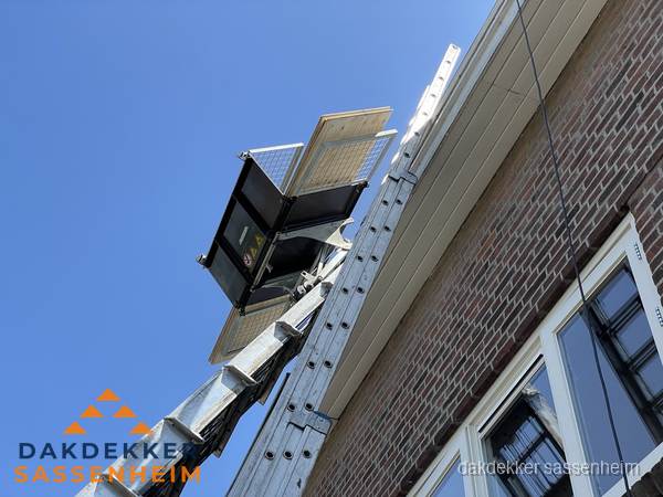 Dakgoot vervangen met dakdekkerslift in Sassenheim