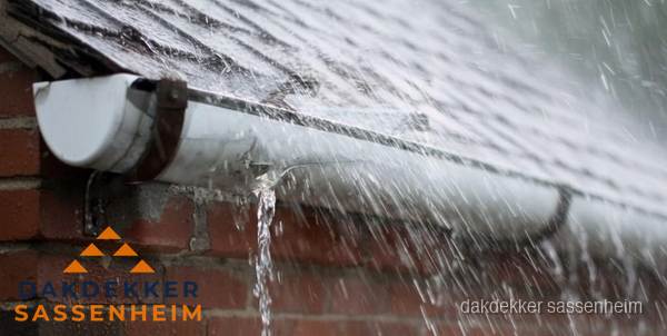 Lekkende dakgoot tijdens regenval in Sassenheim Lekkende dakgoot tijdens regenval in Sassenheim