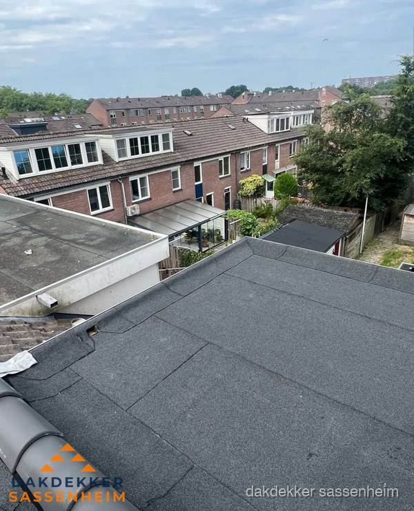 Vernieuwd plat dak met bitumen in woonwijk in Sassenheim Vernieuwd plat dak met bitumen in woonwijk in Sassenheim