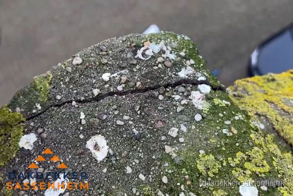 Beschadigde en verweerde nokvorst met scheuren en mos in Sassenheim Beschadigde en verweerde nokvorst met scheuren en mos in Sassenheim
