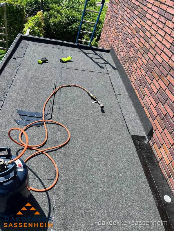 Plat dak met bitumen en brandgereedschap van dakdekkersbedrijf in Sassenheim Plat dak met bitumen en brandgereedschap van dakdekkersbedrijf in Sassenheim