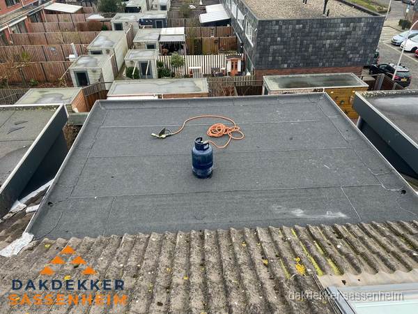 Plat dak met bitumen dakbedekking en brander in Sassenheim