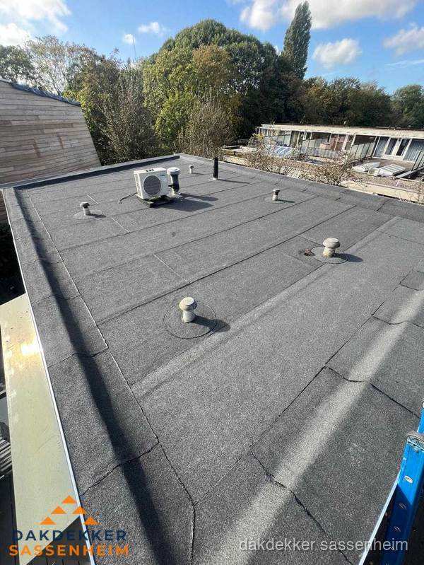 Kosten dakdekker: afgewerkt plat bedrijfsdak met bitumen in Sassenheim