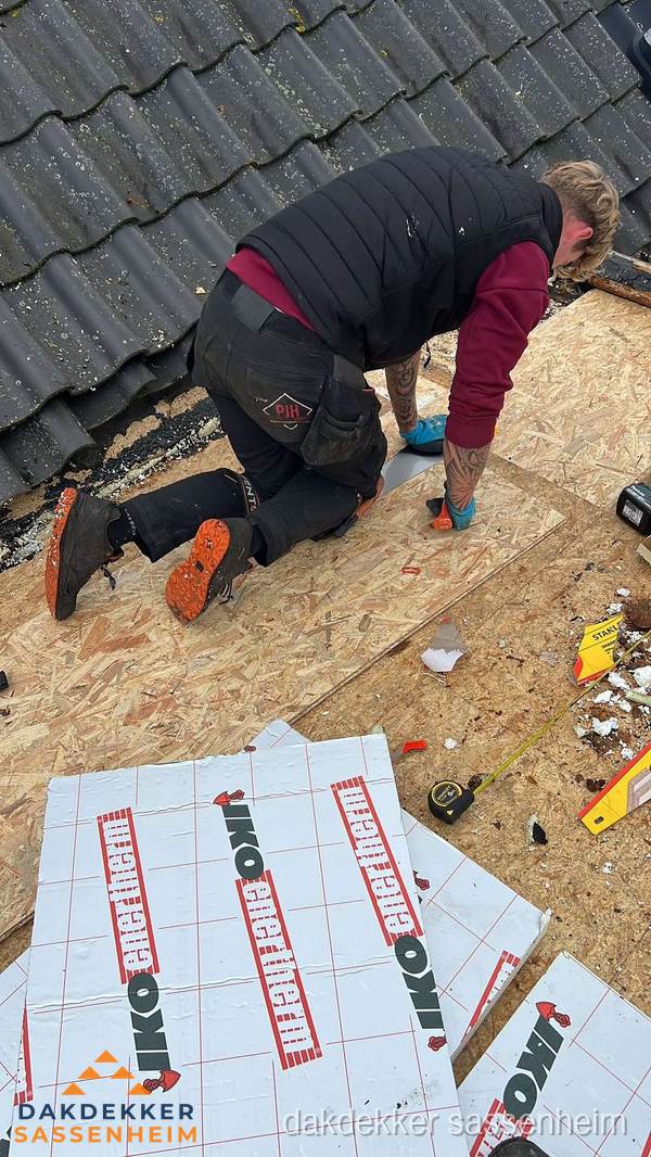 Dakdekker plaatst PIR-isolatieplaten op plat dak in Sassenheim