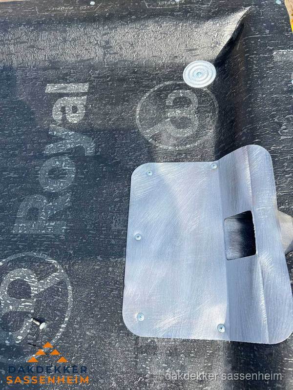 Dakgoot aansluiting op bitumen dak in Sassenheim