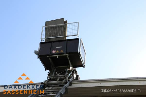 Dakdekkerslift voor materiaal transport bij dakwerkzaamheden in Sassenheim Dakdekkerslift voor materiaal transport bij dakwerkzaamheden in Sassenheim