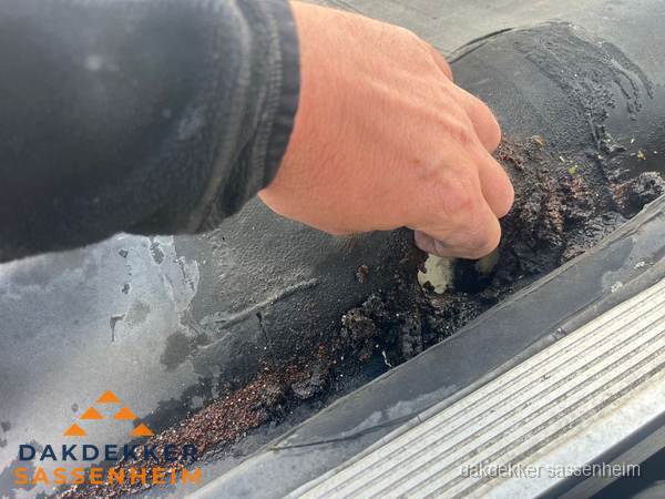 Schade aan bitumen dakbedekking op plat dak in Sassenheim Schade aan bitumen dakbedekking op plat dak in Sassenheim