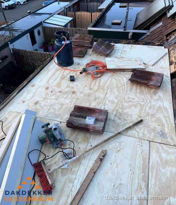 Dakreparatie werkzaamheden op plat dak met gereedschap in Sassenheim