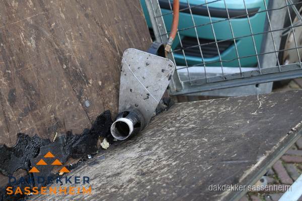 Dakdekkers gasbrander voor bitumen werkzaamheden in Sassenheim