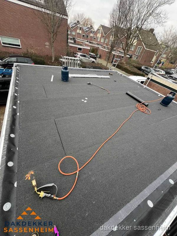 Afgewerkte dakrenovatie met bitumen op plat dak in Sassenheim Afgewerkte dakrenovatie met bitumen op plat dak in Sassenheim