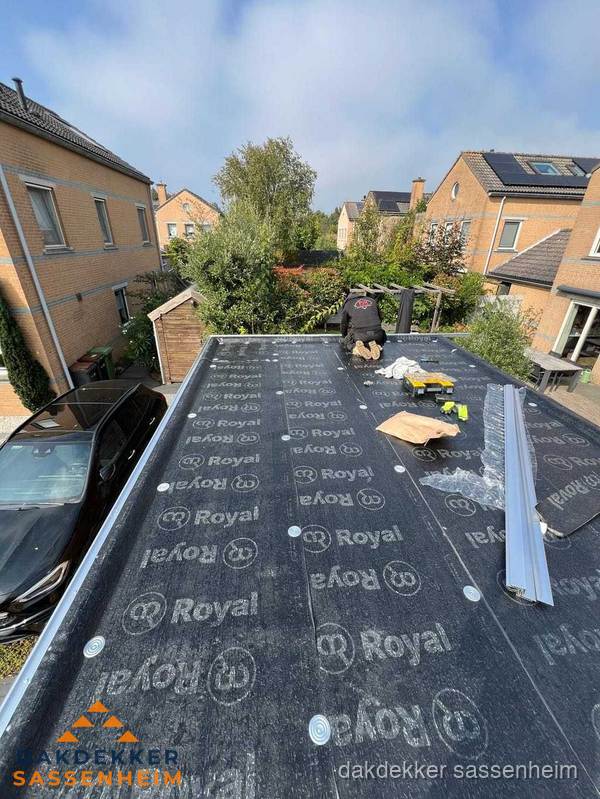 Nieuwe Royal bitumen dakbedekking op plat dak van aanbouw in Sassenheim