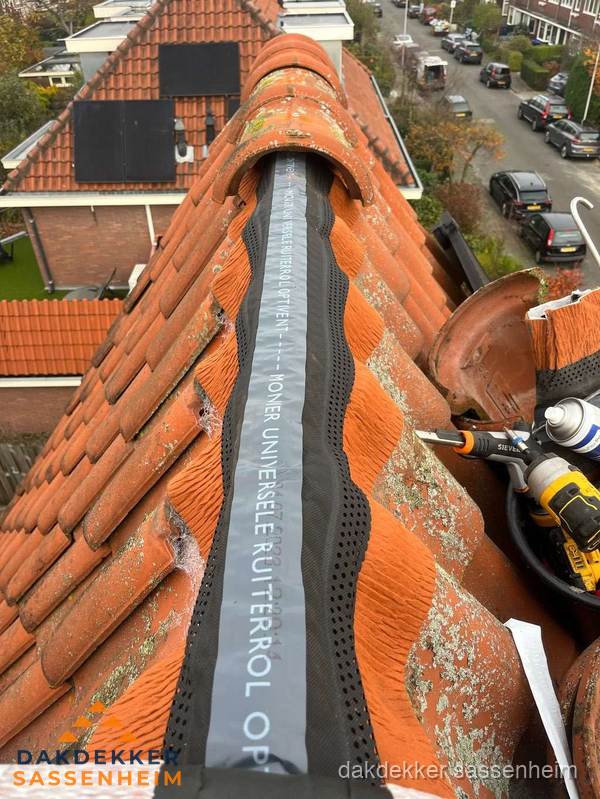 Dakdekker vervangt nokvorst met ruiterrol op pannendak in Sassenheim
