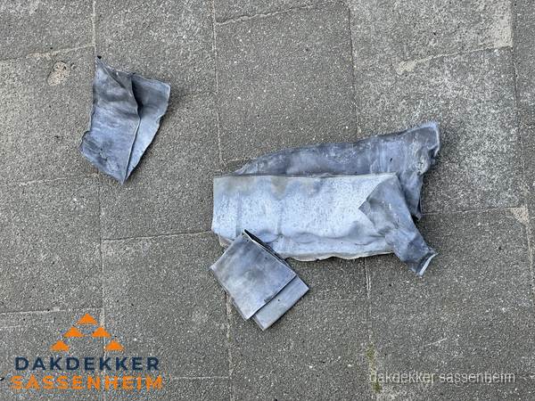 Oude verwijderde loodslabben na vervanging in Sassenheim