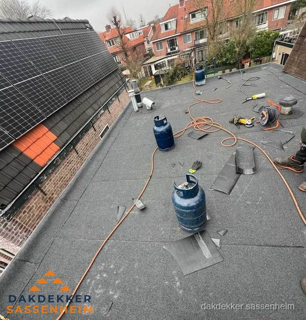 Daklekkage repareren met brandgereedschap op plat dak in Sassenheim Daklekkage repareren met brandgereedschap op plat dak in Sassenheim