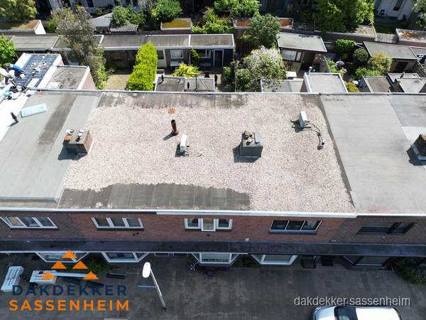 Plat dak met grindballast en dakdoorvoeren in Sassenheim