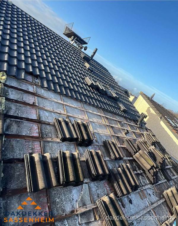 Schuin dak renovatie met nieuwe dakpannen in Sassenheim Schuin dak renovatie met nieuwe dakpannen in Sassenheim