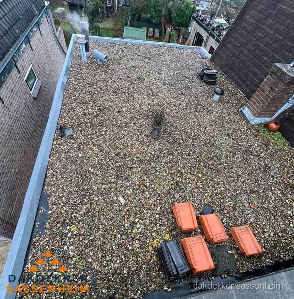 Plat dak met grindballast en dakdoorvoeren in Sassenheim