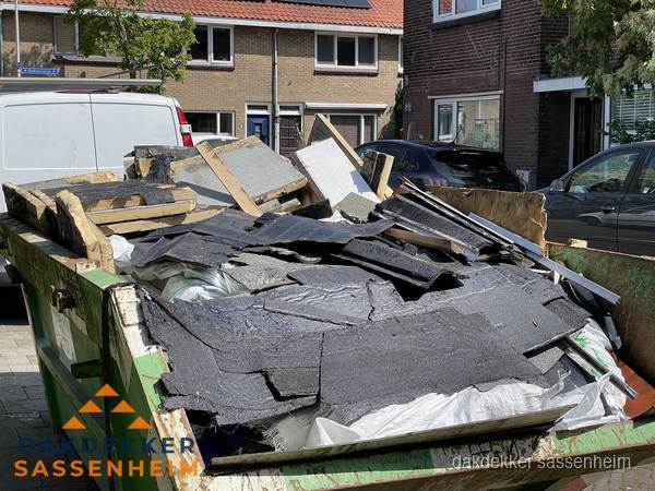 Afvalcontainer met gesloopt dakmateriaal tijdens dakkapel renovatie in Sassenheim