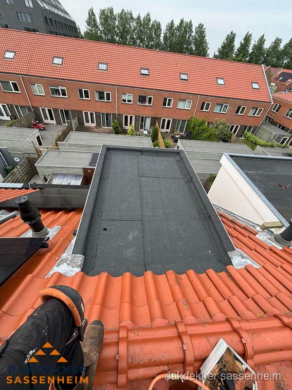 Bitumen dak reparatie op plat dak tussen dakpannen in Sassenheim Bitumen dak reparatie op plat dak tussen dakpannen in Sassenheim