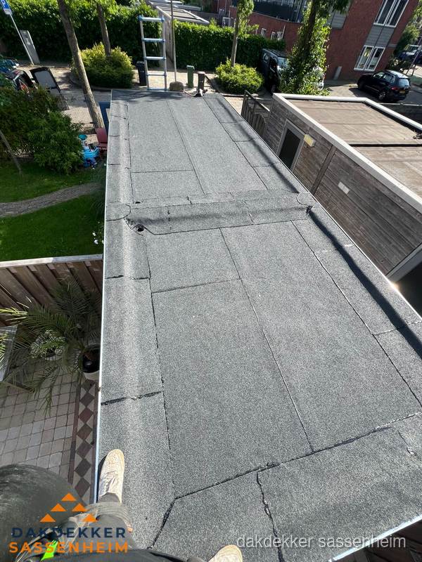 Bitumen plat dak rijtjeswoning vanuit dakdekker perspectief in Sassenheim