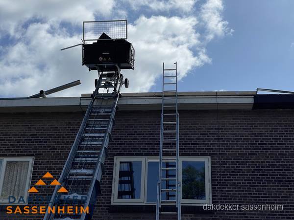 Ladderlift en ladder bij woning voor dakinspectie in Sassenheim