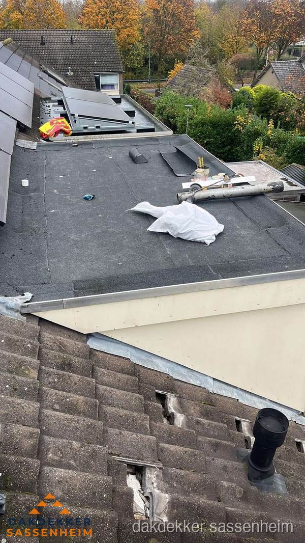 Beschadigde dakbedekking op plat dak voor reparatie in Sassenheim