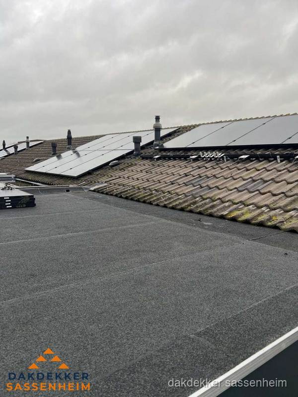 Bitumen dakbedekking op plat dak met aansluitend pannendak en zonnepanelen in Sassenheim