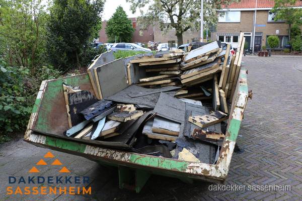 Puincontainer met oud dakmateriaal na dakrenovatie in Sassenheim