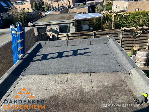 Dakdekker bij bitumen plat dak renovatie in Sassenheim Dakdekker bij bitumen plat dak renovatie in Sassenheim