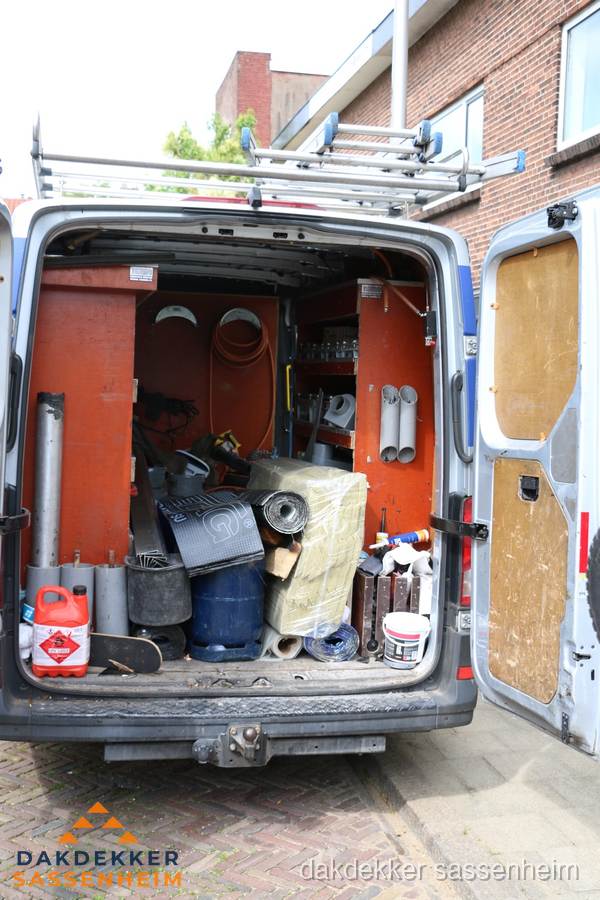 Bedrijfsbus van dakdekker met gereedschap en materialen in Sassenheim Bedrijfsbus van dakdekker met gereedschap en materialen in Sassenheim