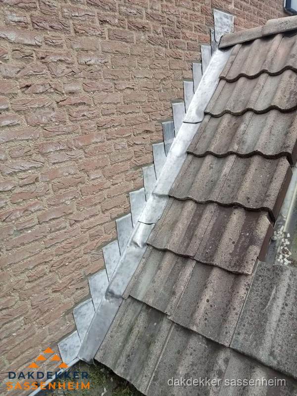 Loodslabben langs dakaansluiting bij bakstenen muur in Sassenheim Loodslabben langs dakaansluiting bij bakstenen muur in Sassenheim