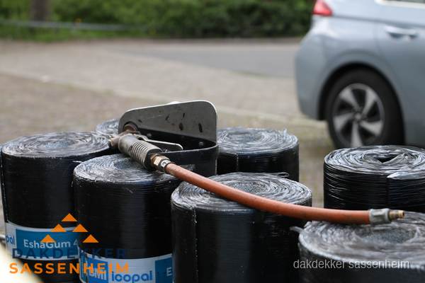 Rollen bitumen dakbedekking EshaGum klaar voor installatie in Sassenheim Rollen bitumen dakbedekking EshaGum klaar voor installatie in Sassenheim