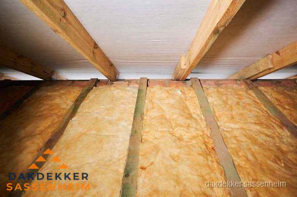 Dakisolatie met glaswol tussen dakspanten in Sassenheim