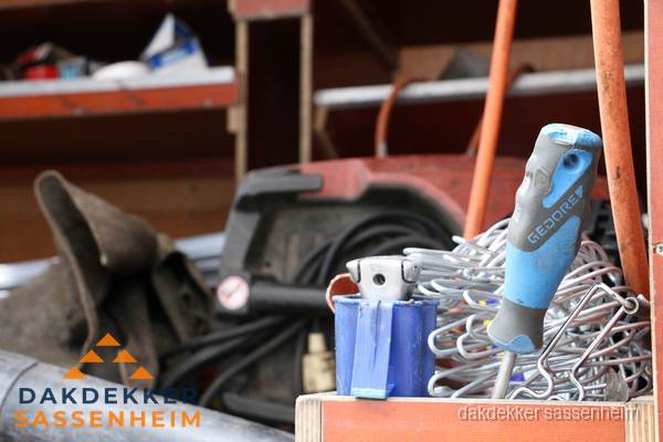 Professioneel gereedschap van dakdekker in Sassenheim