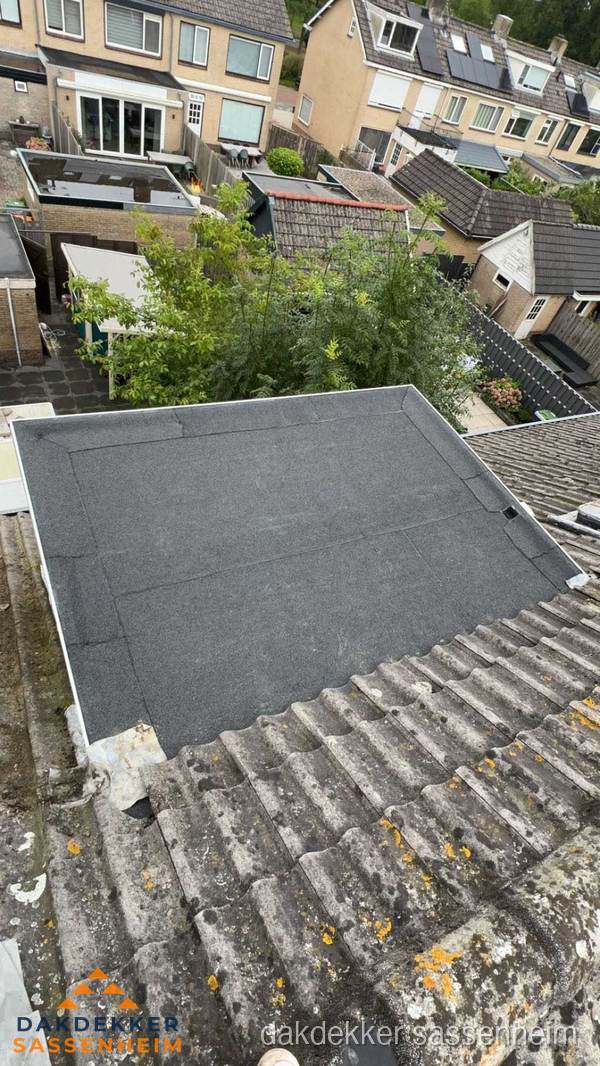 Plat dak aanbouw met bitumen dakbedekking in woonwijk Sassenheim